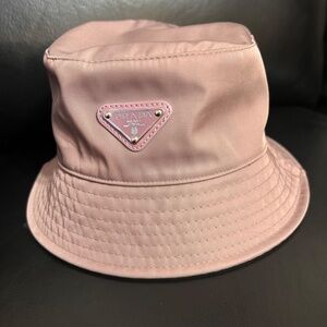 NEW WOMEN'S PRADA SOFT DUSTY PINK  RE-NYLON BUCKET HAT LOGO PLAQUE ONE SIZE